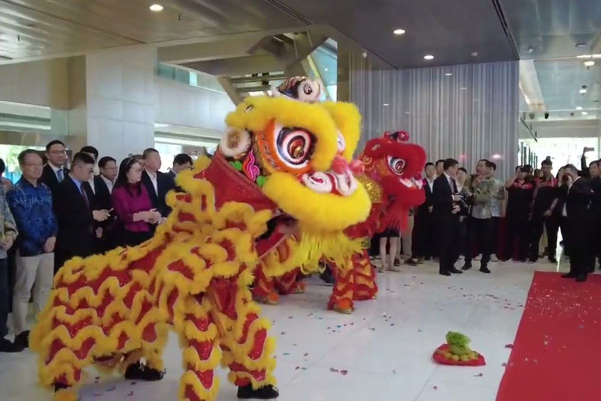 Penyambutan tamu VIP dengan barongsai di lobi gedung perkantoran